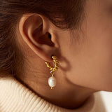 Perlenohrringe Gold | Entwined Perlen Ohrringe am Ohr | Gold - Celestia