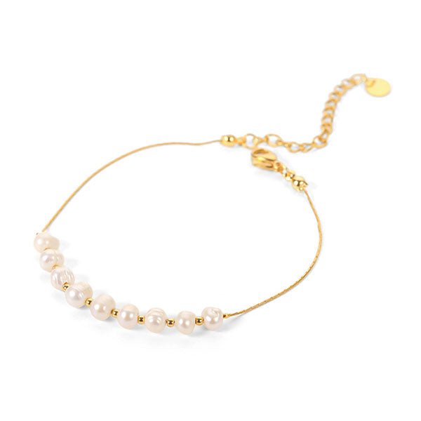 Armband in Gold Perlen | Ohana Armband vor weißem Hintergrund
