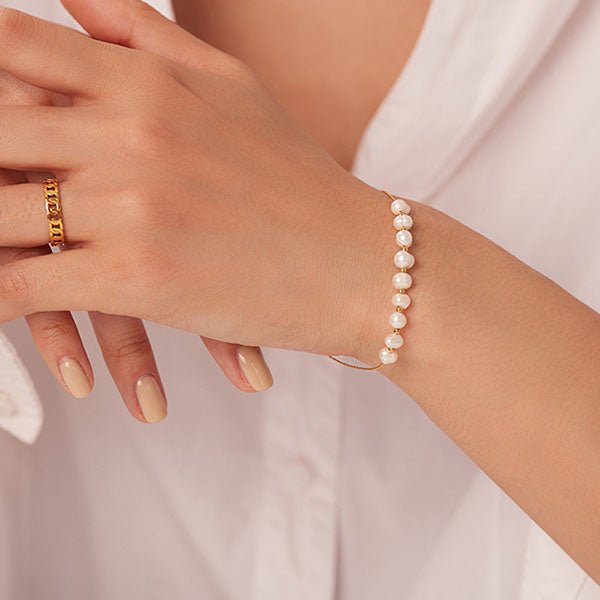 Armband in Gold Perlen | Ohana Armband am Handgelenk